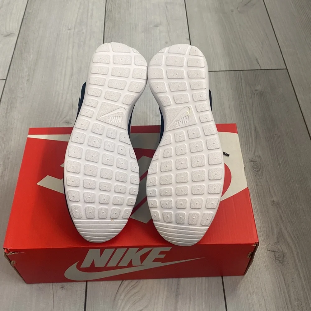 NWT Black Nike Roshe One Women's Sneaker Size 8 - Picture 11 of 12